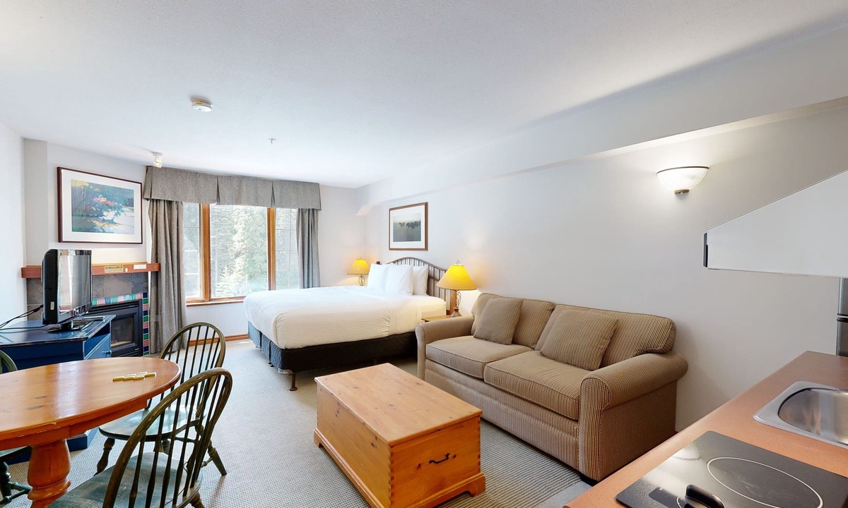 Sun Peaks Hotel | Hearthstone Lodge #307