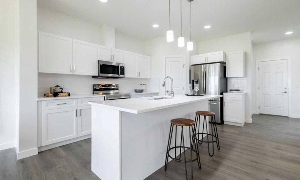 Cochrane House | Heartland Stays - Brand New 3 Bed Room Cozy Home with AC, Garage, BBQ