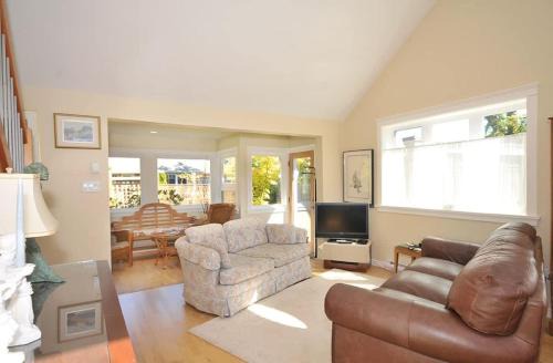 Sidney House | Heron View Cottage by EMR Vacation Rentals