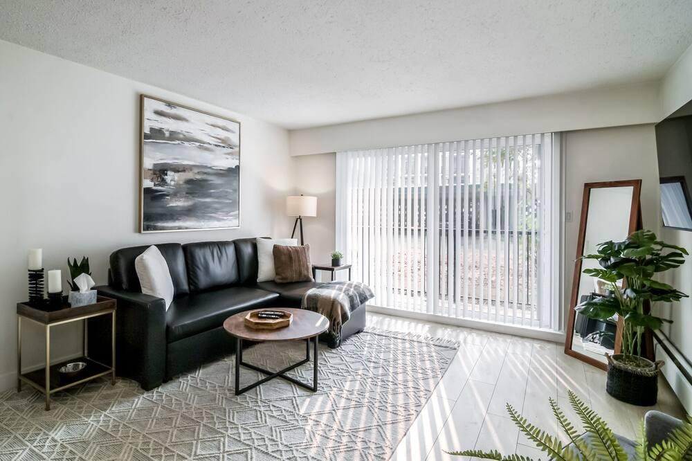Mill Lake Apartment | Historic Downtown Abbotsford 1 bedroom apartment sleeps 4