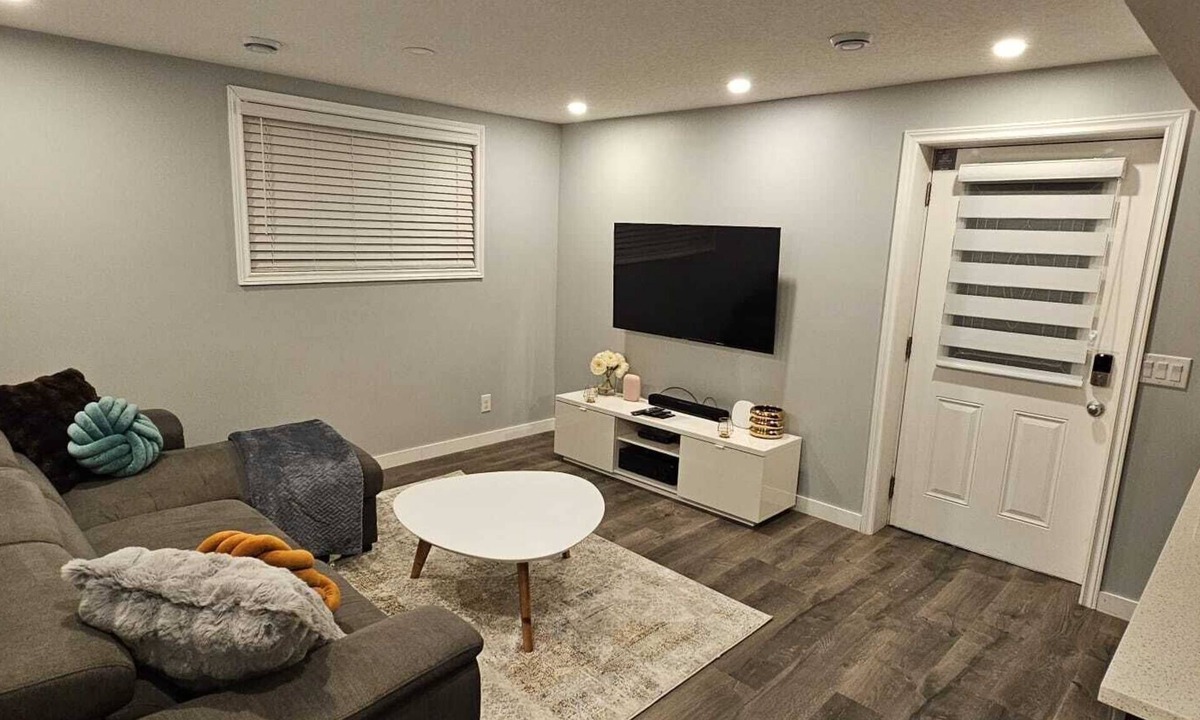 Panorama Hills Apartment | Home, away from home - 15min to Airport.