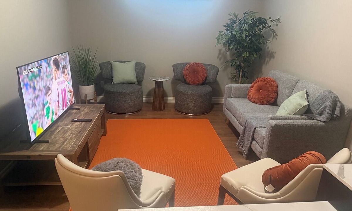 Evanston House | Home away from Home. Private Parking+2 Bathrooms