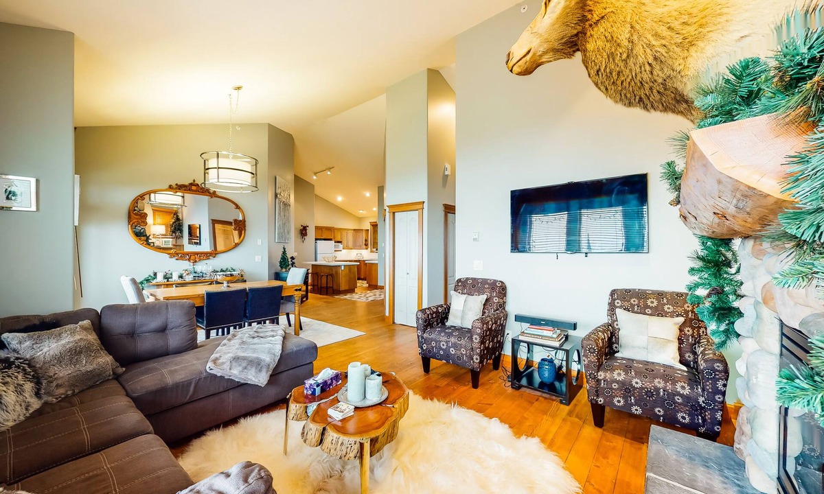 Big White Ski Resort House | Homey mountain condo w/ski-in/ski-out access, private hot tub & free WiFi