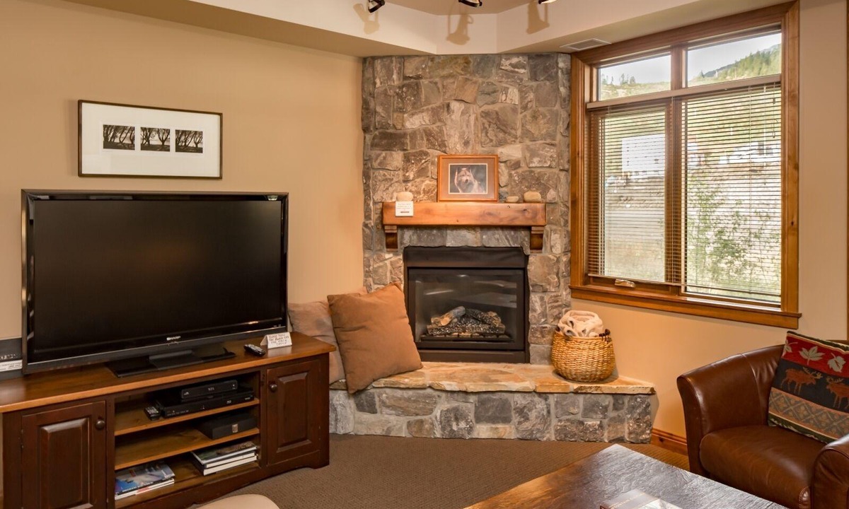 Rossland Condo | Hot tub with Mountain View, Quick Walk to Lifts!