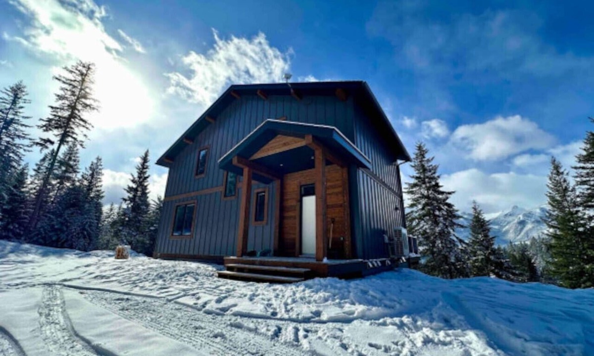 Golden House | Hygge House – Luxury Family Home with Hot Tub