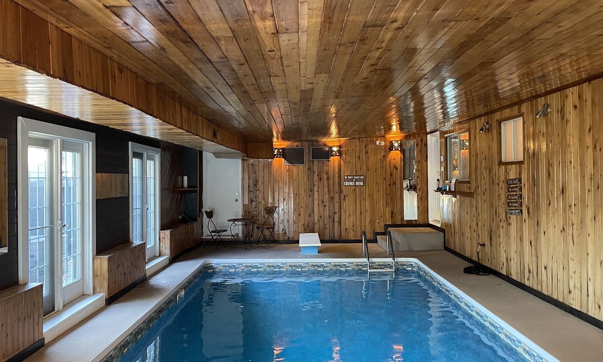 St. Albert House | Indoor Pool Oasis -3 bedrooms (Mermaid not included)