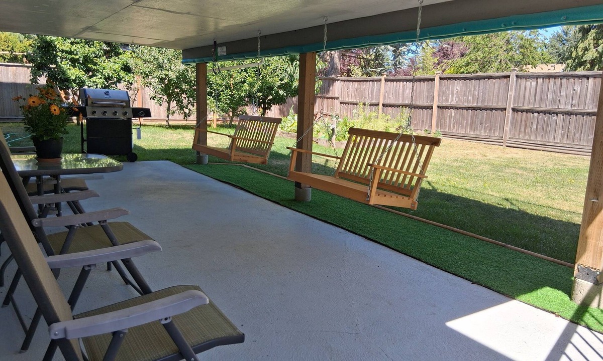 Saanich East House | It's Perfect! 3Bath 5Beds Relaxing Yard Toys & Games, 4TV's Spotless Happy Place