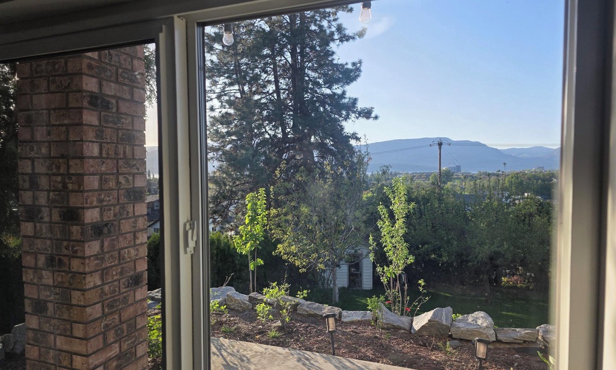 Crawford House | Kelowna Lower Mission 3 bedroom 1 bath GOLF BEACH WINERIES U-PICK SWIMMING