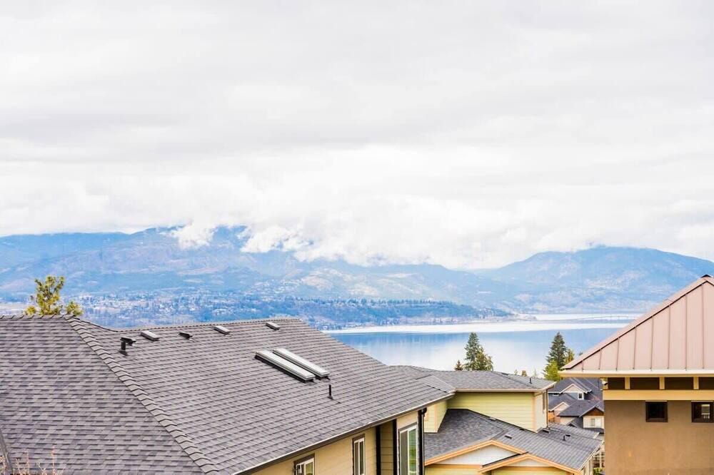 Southwest Mission House | Kelowna Spacious 2 Bedroom House