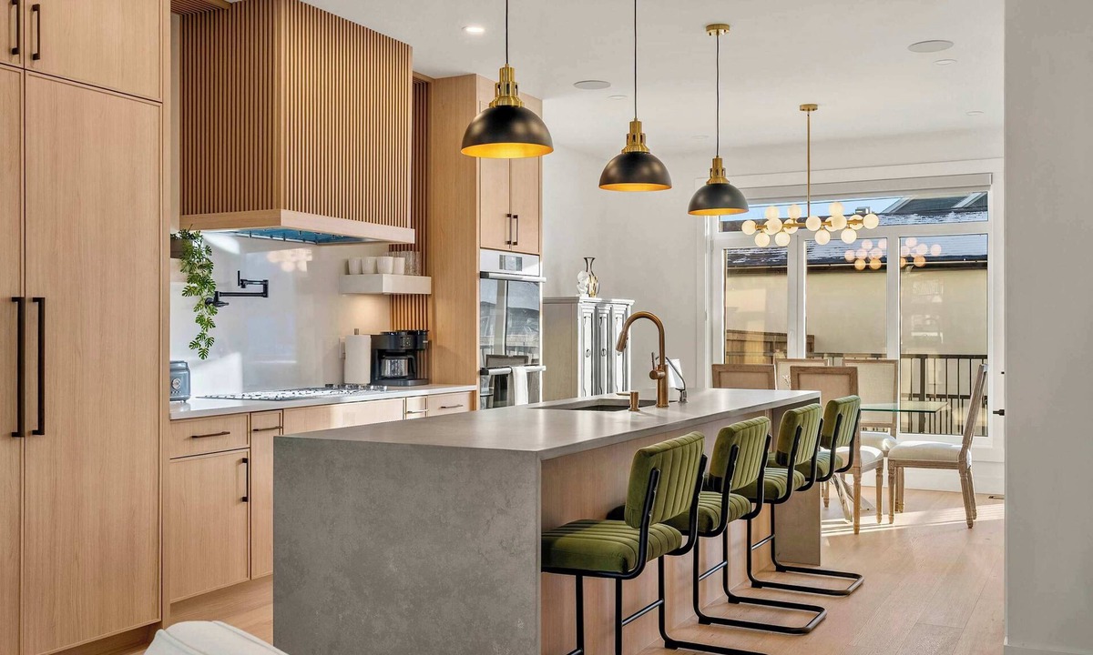 Kensington House | Kensington + Designer Home + City Views + Garage
