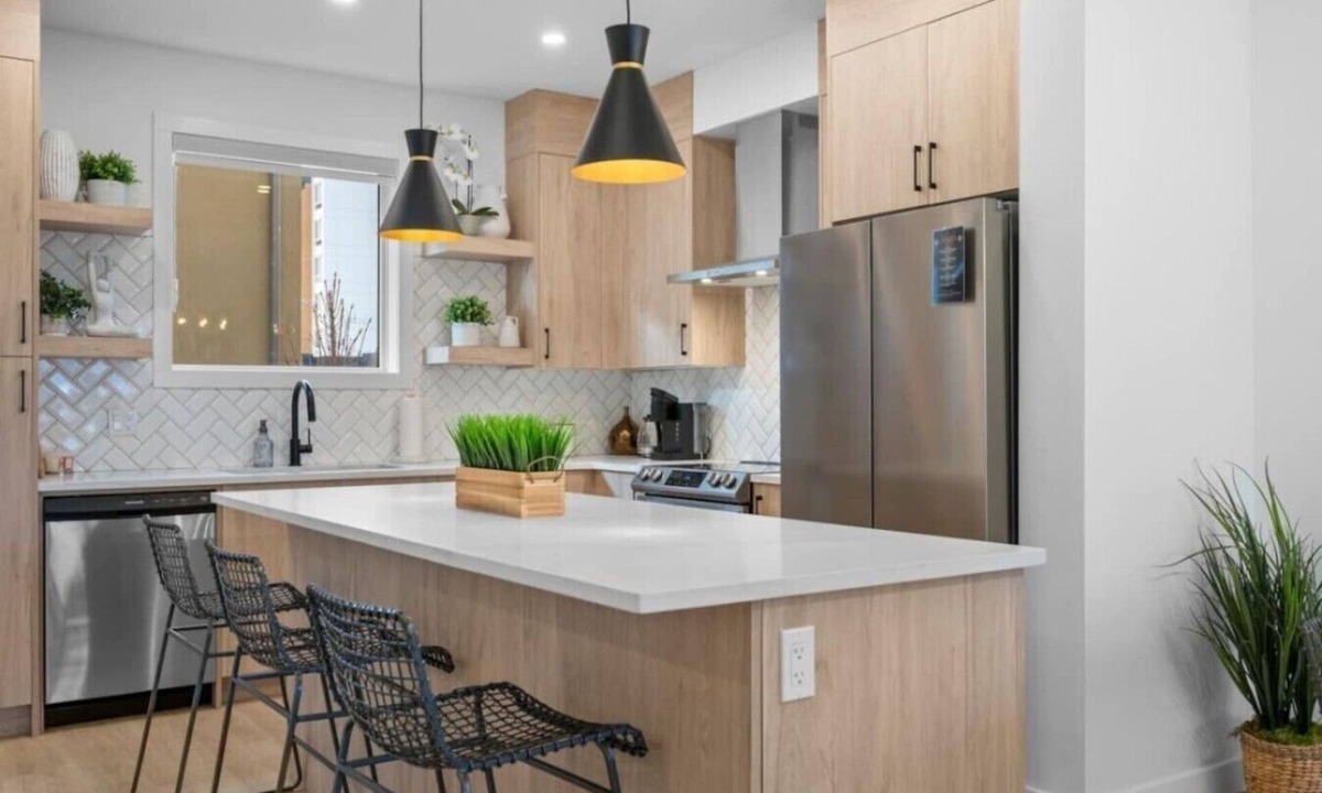 Southwest Calgary Villa | King Bed |Min to DT |3BR |Garage| Chef's Kitchen