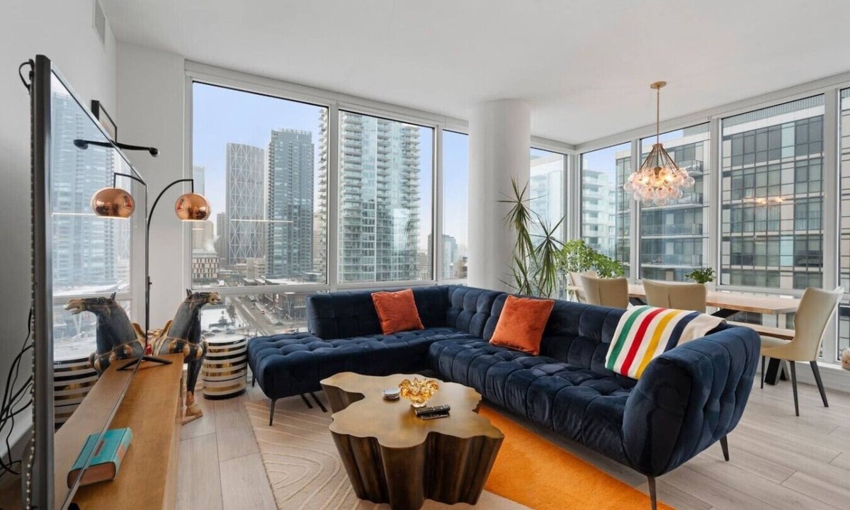 East Village Apartment | King Bed | Mins to Stampede | Cgy Twr View | UG Pk