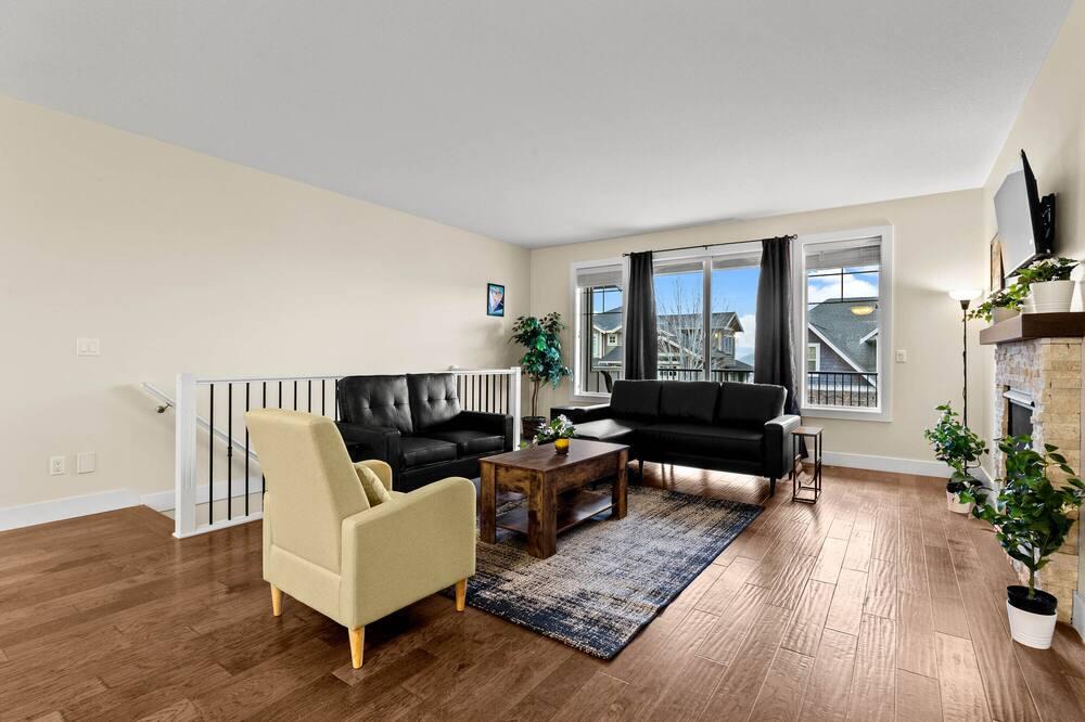 Kamloops House | King Bed, Spacious New House w/Private deck, Fast Wifi, FREE Parking
