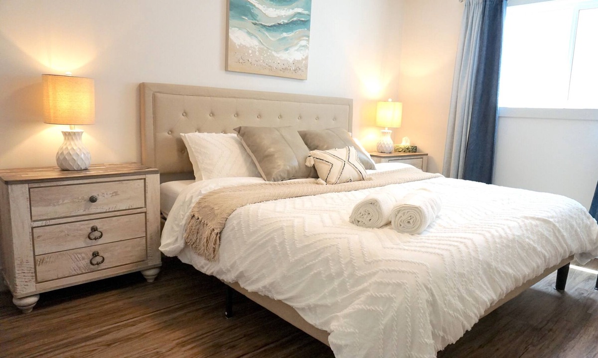 Okanagan-Similkameen Apartment | King bed, with Queen pull-out, private suite by the beach, casino, & SOEC Arena