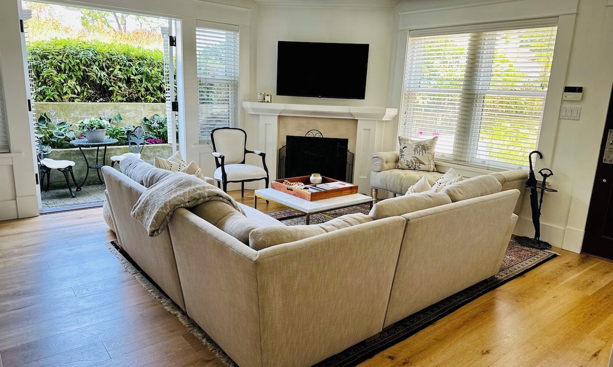 Kitsilano Apartment | Kitsilano Beach Retreat. Heritage fully equipped stylish suite for 2