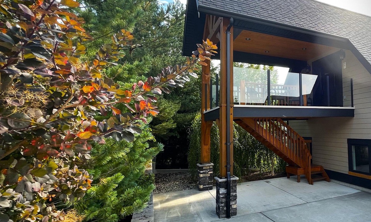 Balfour Apartment | Kootenay Wild Guest Suites - Selkirk Suite