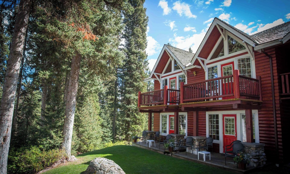 Lake Louise Cabin | Lake Louise Retreat with Fireplace & Balcony
