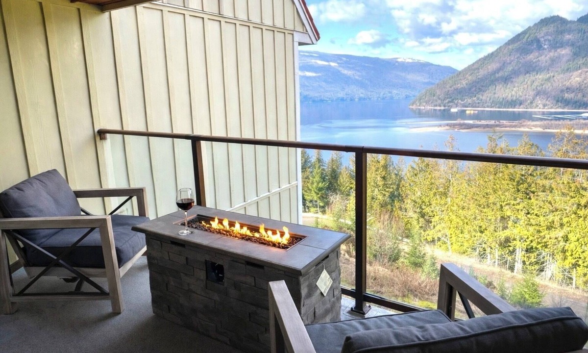 Sicamous House | Lake & Mountain View Retreat with Fire Table and 2 Balconies - Sleeps 6