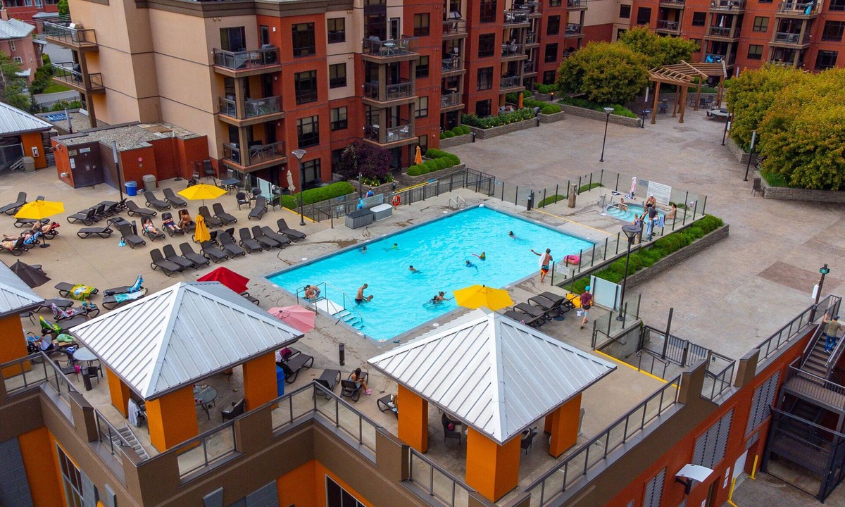 South Pandosy Condo | 💫 Lake Resort upgraded spacious dream vacation home with GYM near beach