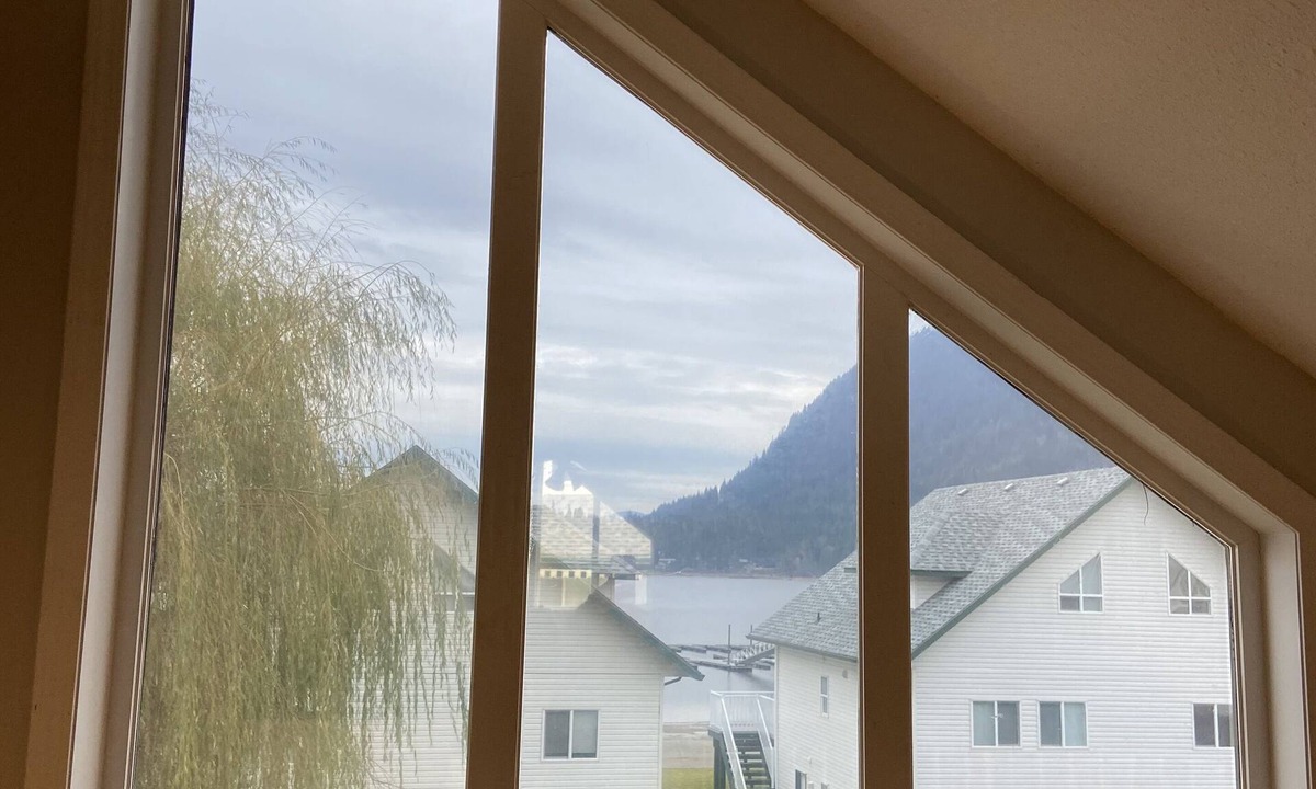 Sicamous House | Lake Side, Private Beach, Boat Slip, Gated Community on Mara Lake, BC