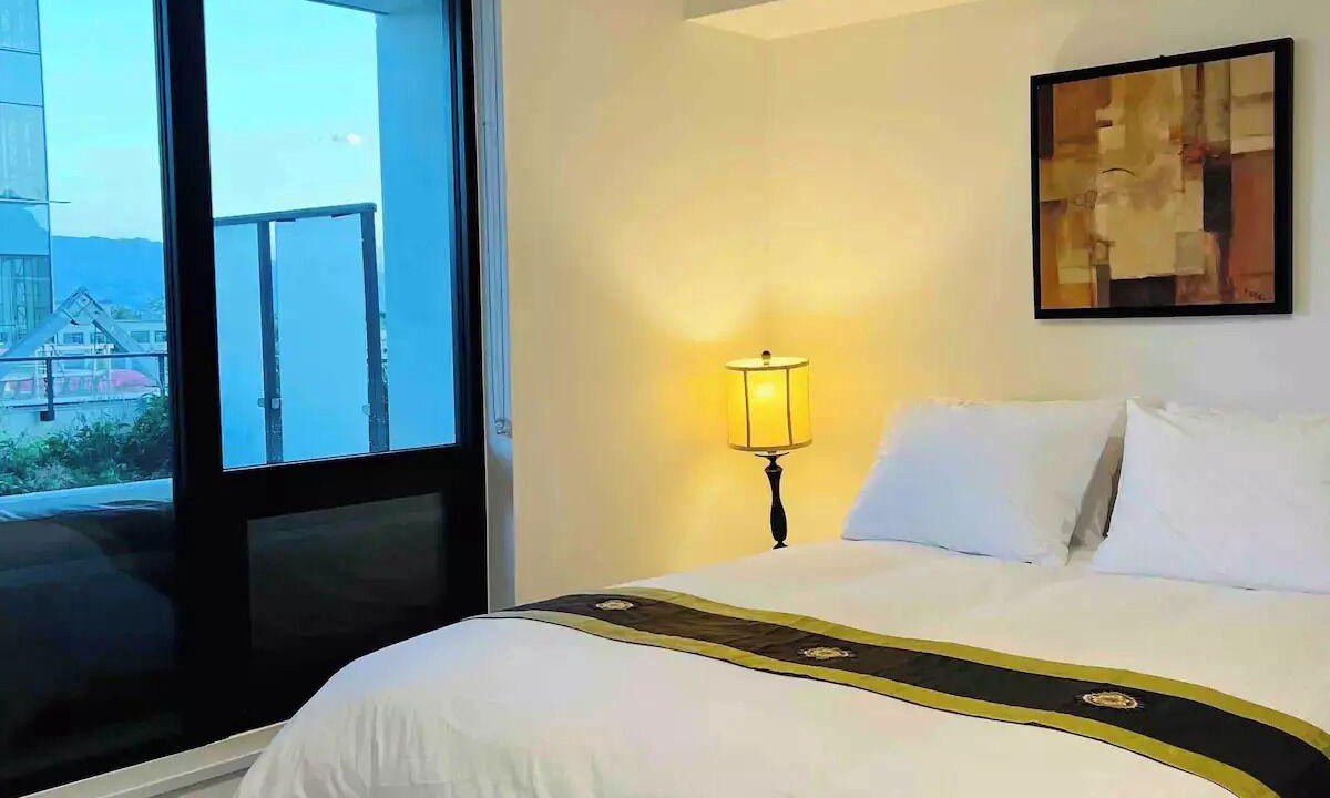 Downtown Kelowna Apartment | Lake View Condo in Kelowna