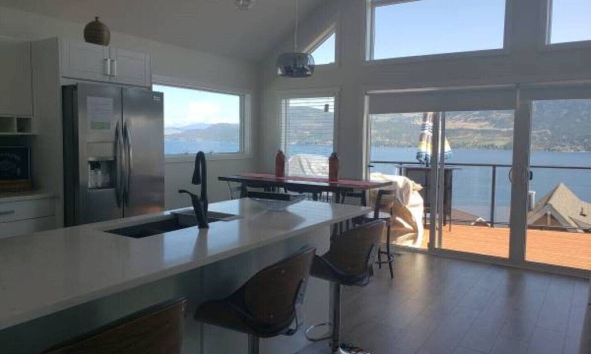 Central Okanagan Cottage | Lake View, New High ceiling, Luxurious Cottage