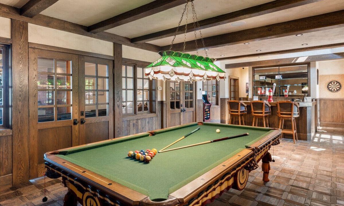Central Okanagan House | Lakefront Grandeur: Okanagan Home With Pool & Tennis Court
