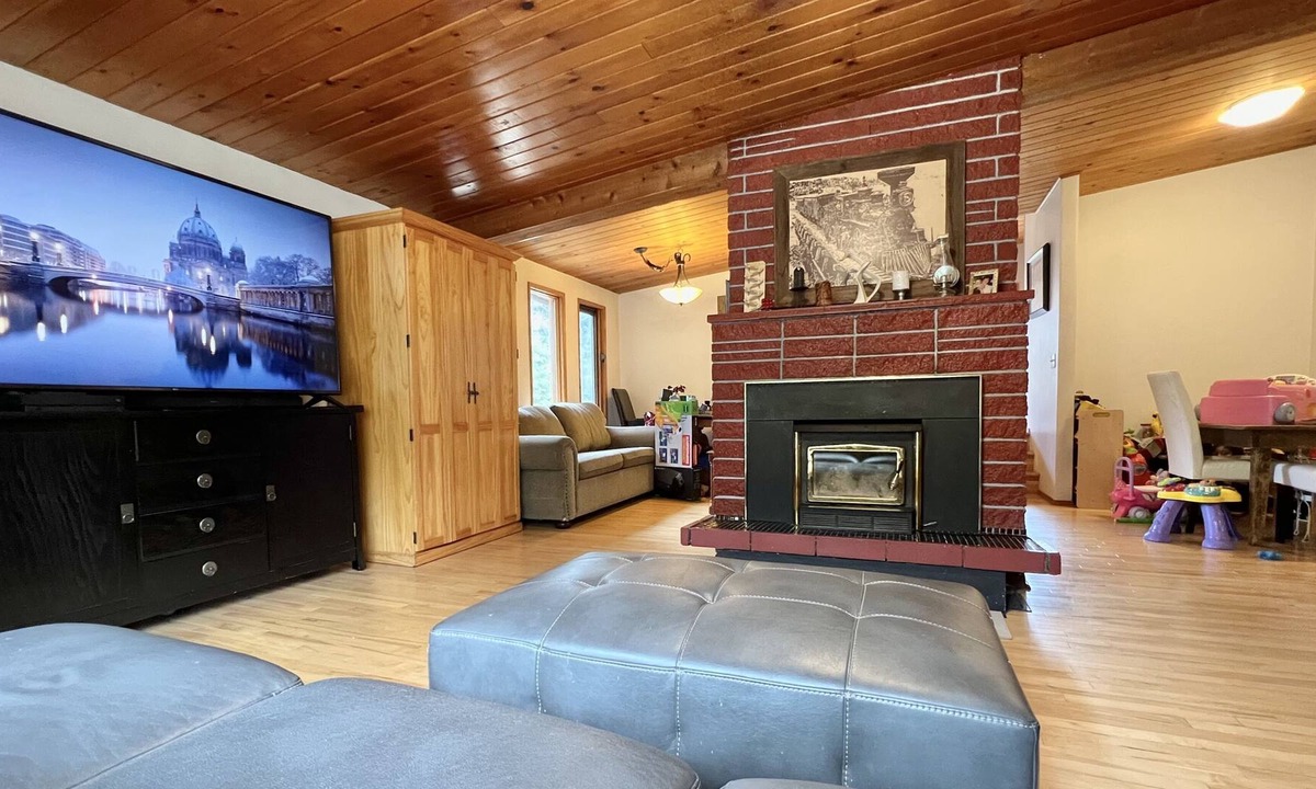 Central Kootenay House | Lakefront home on beautiful Kootenay Lake
