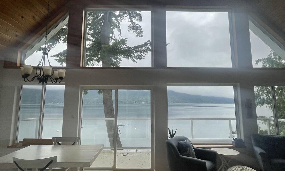 Eagle Bay House | Lakefront on Shuswap- perfect for families