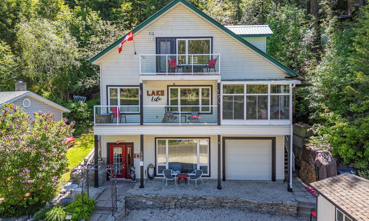 Kamloops House | Lakeside Haven