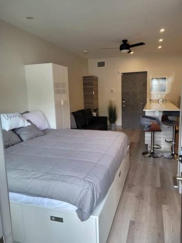 Vernon Apartment | Lakeside studio with pool