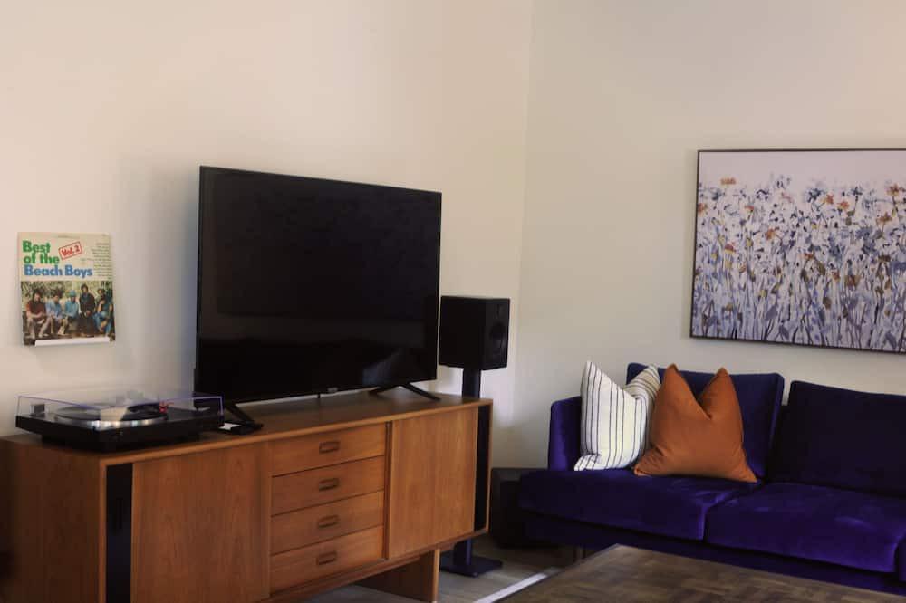 Division No. 11 House | Large 4 bedroom Mameo Beach, 2 mins to the lake, fireplace