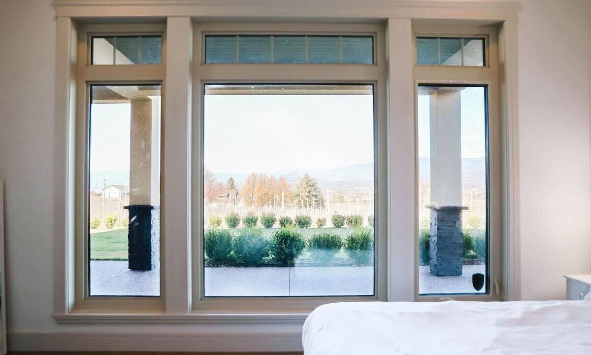 Southeast Kelowna House | Large Cozy Luxurious Home