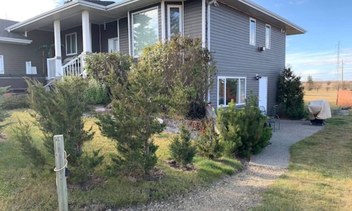 Red Deer House | Large house - 4 bedrooms 1600 sq ft, Large Acreage - 3 min south of Red Deer