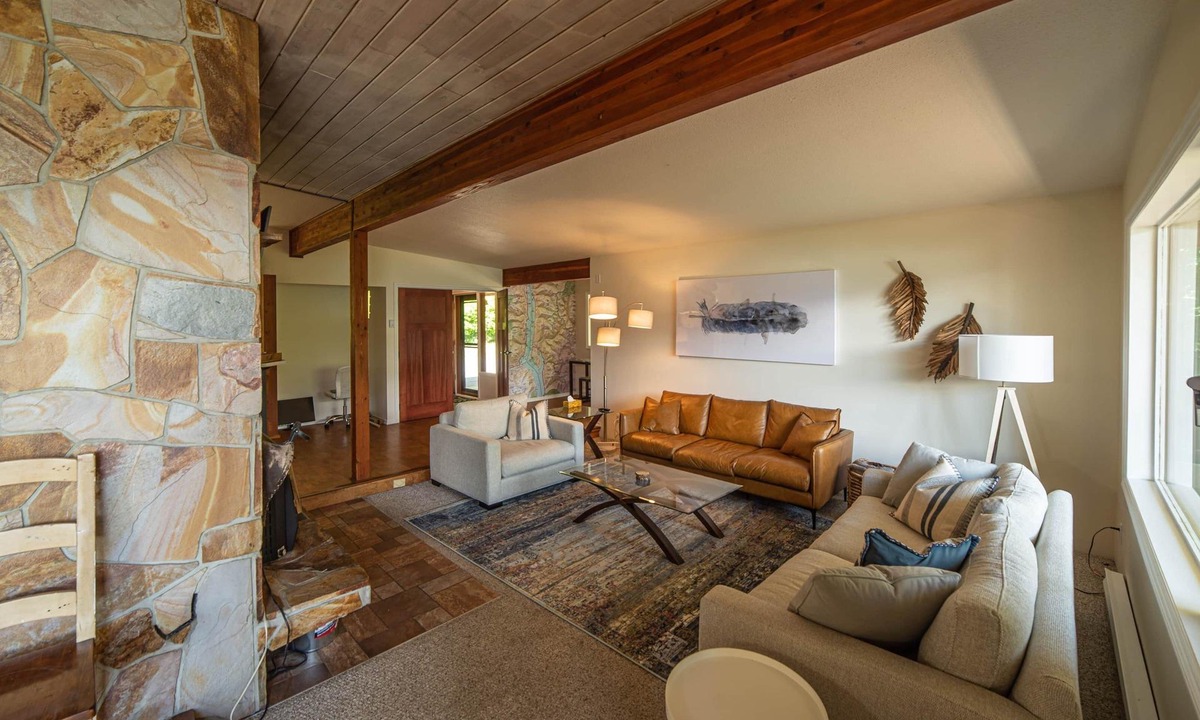 Ainsworth Hot Springs House | Large lake front Ainsworth house