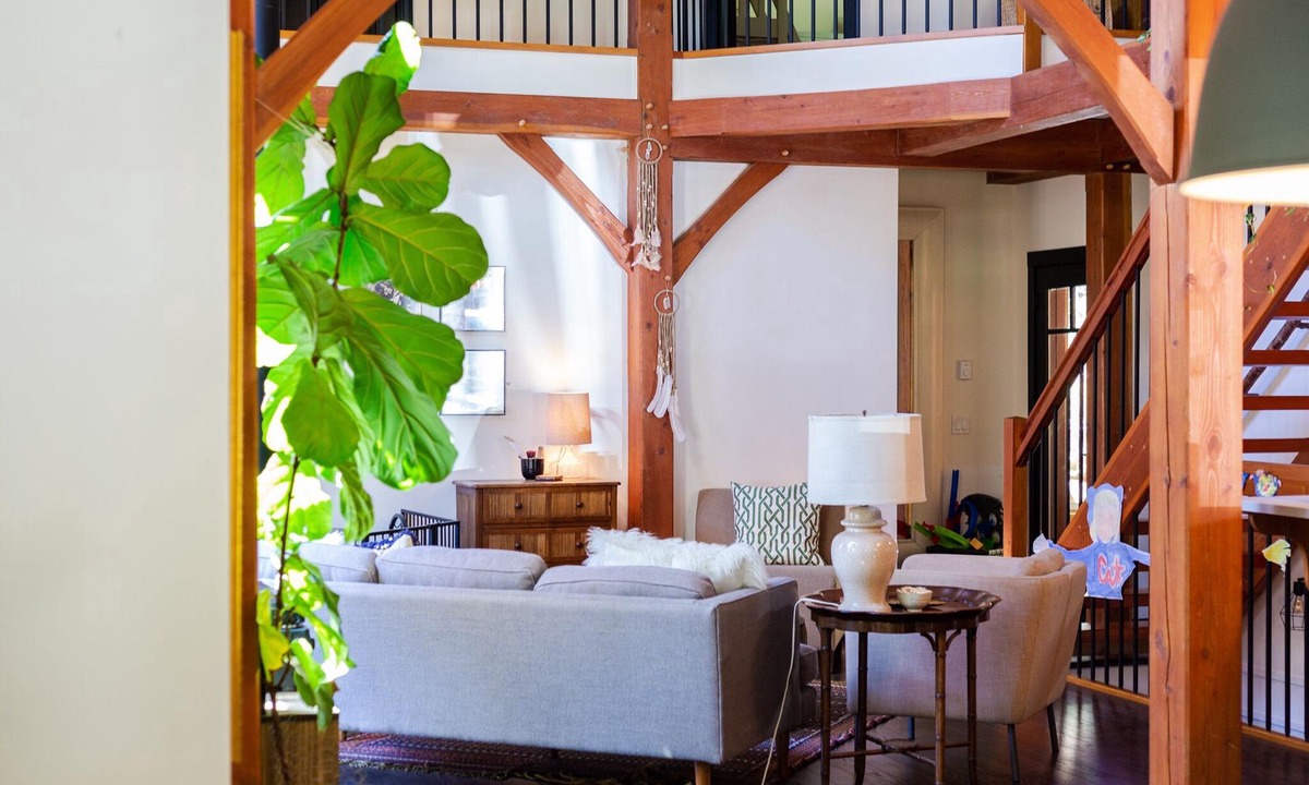 Bowen Island House | Large secluded house in the forest with hot tub
