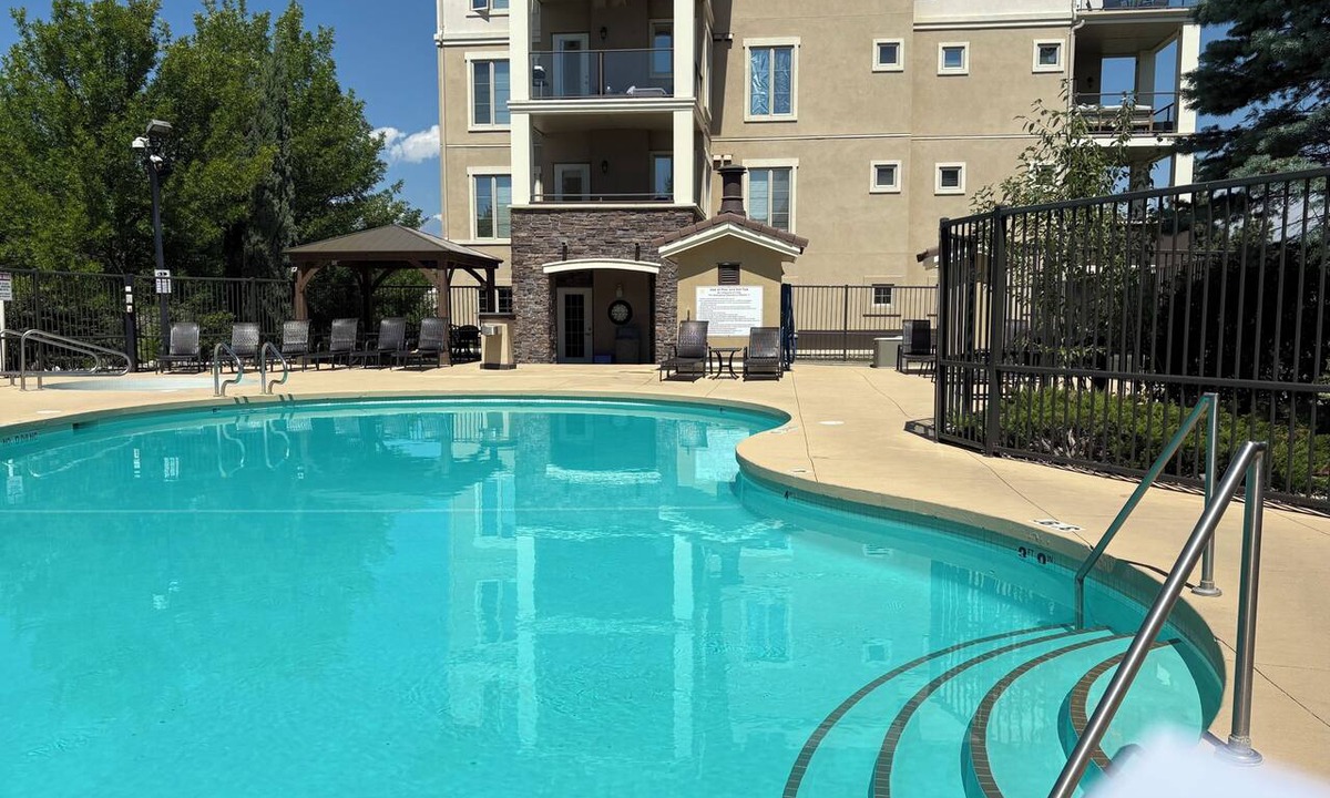 Quail Ridge Condo | LAST MINUTE DISCOUNTS! On golf course. Pool & hot tub. Large 3 Bdr, 2 Bath