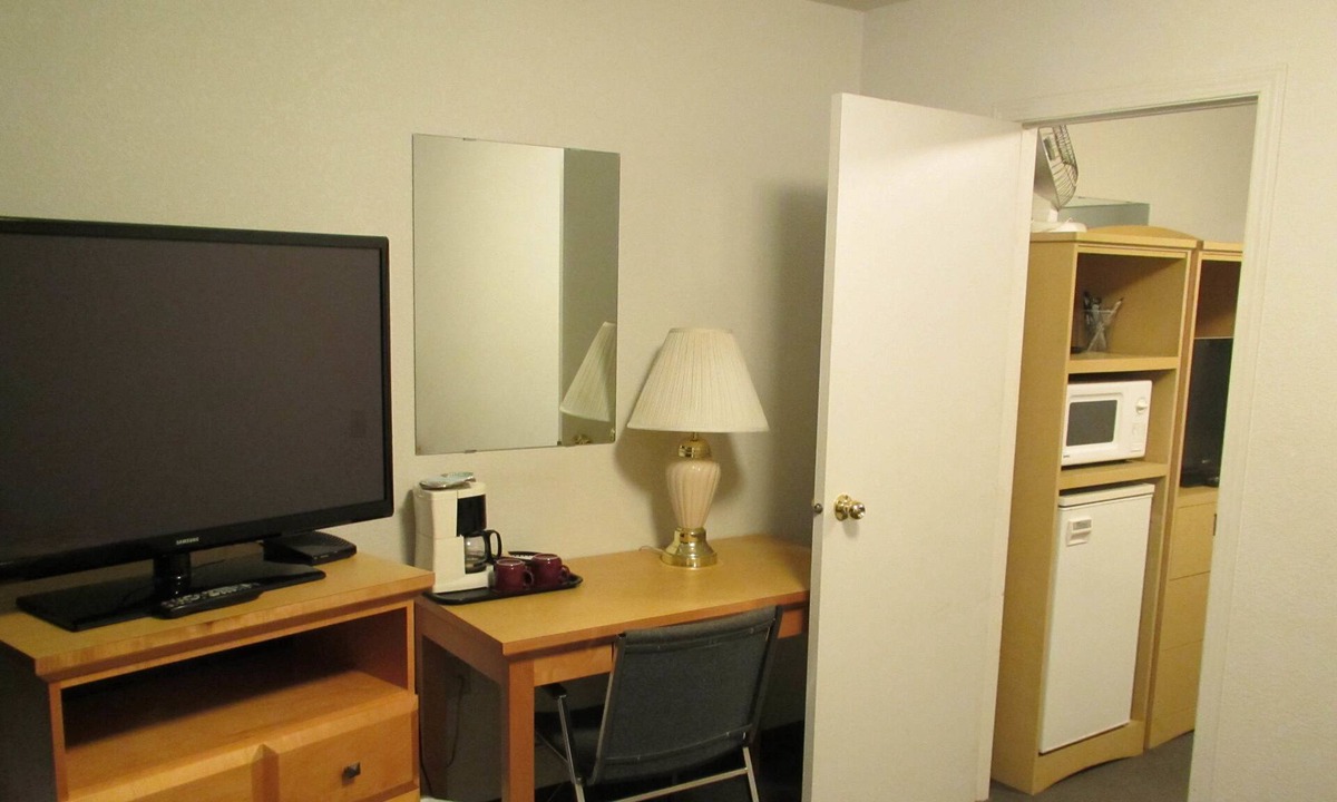 Claresholm Hotel | Lazy J Motel