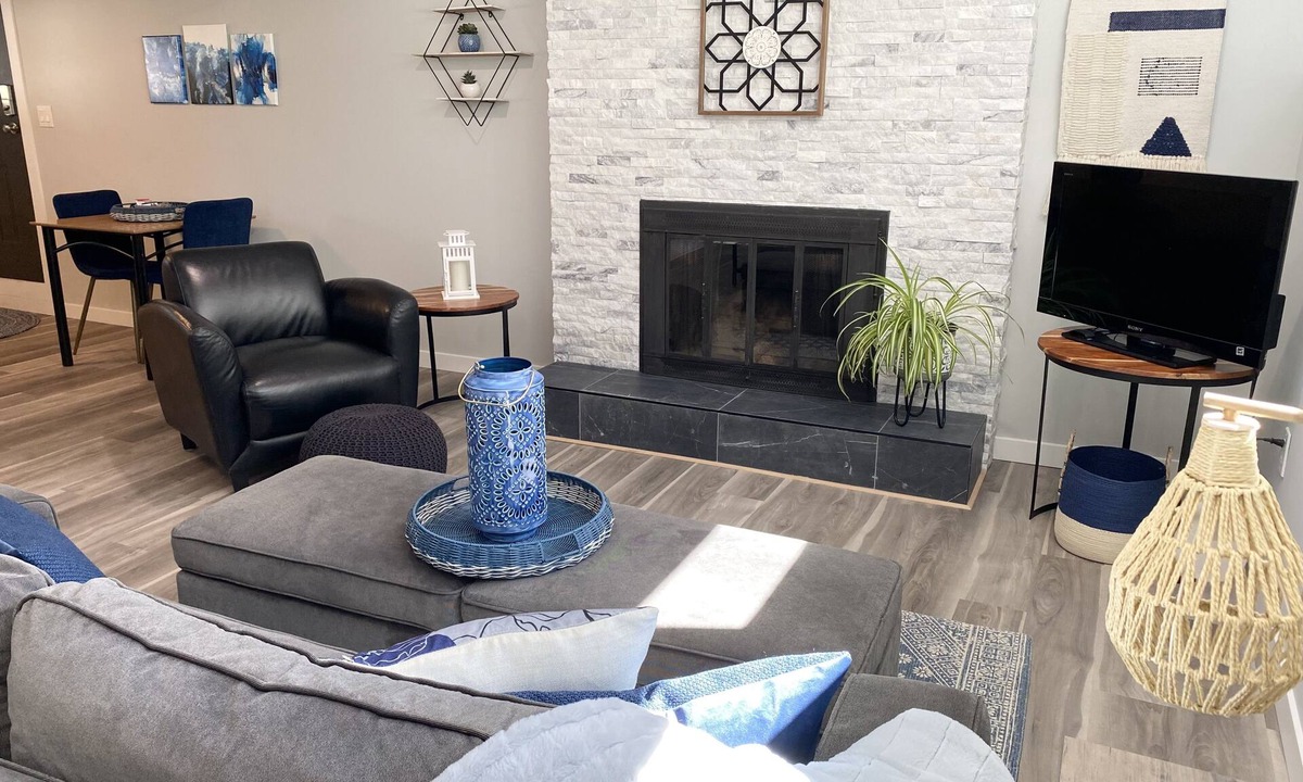 West Kelowna Estates House | Legal, spacious, modern! Full kitchen & lake views. WEEKLY/MONTHLY discounts
