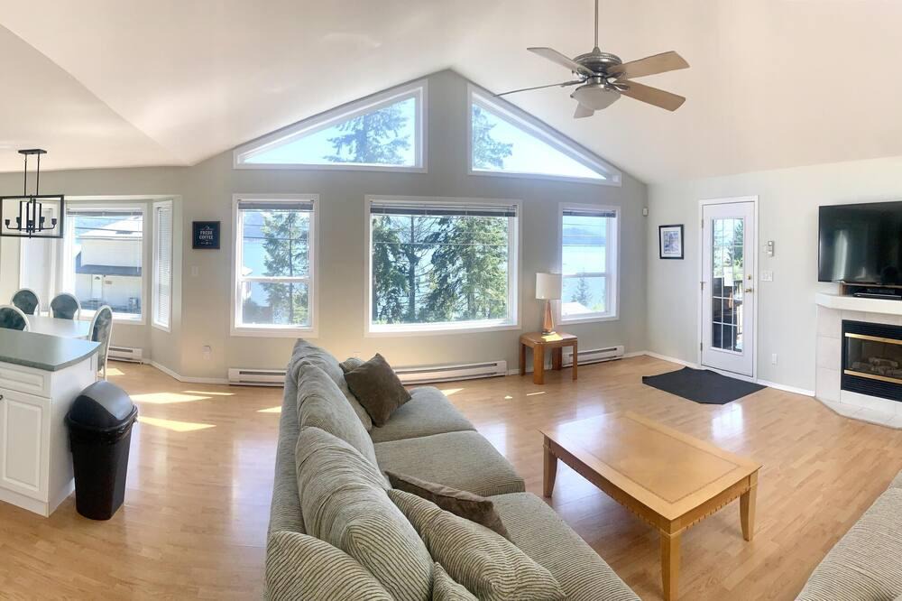 Celista House | Little Piece of Paradise - Semi-Waterfront