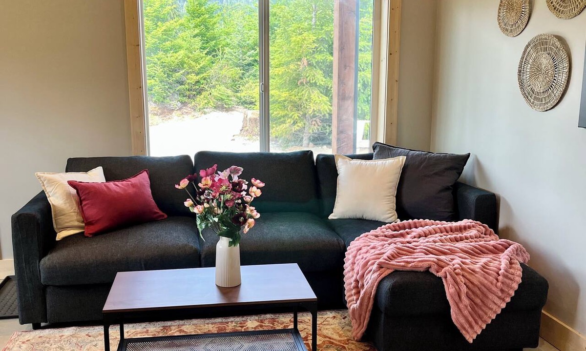 Juan de Fuca Electoral Area Cabin | Located on 160acres of Nature in Welcoming Shirley. Unwind at Cozy Bear Cabin