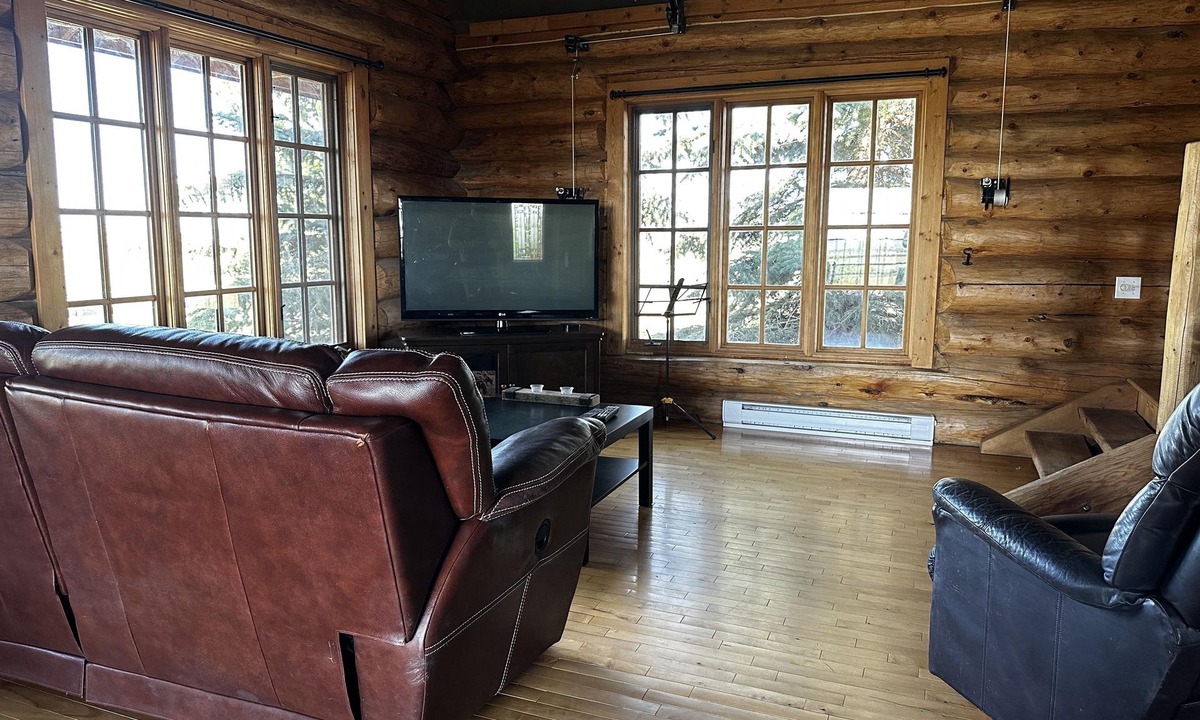 Calgary Cabin | Log Home Quiet and close to Calgary
