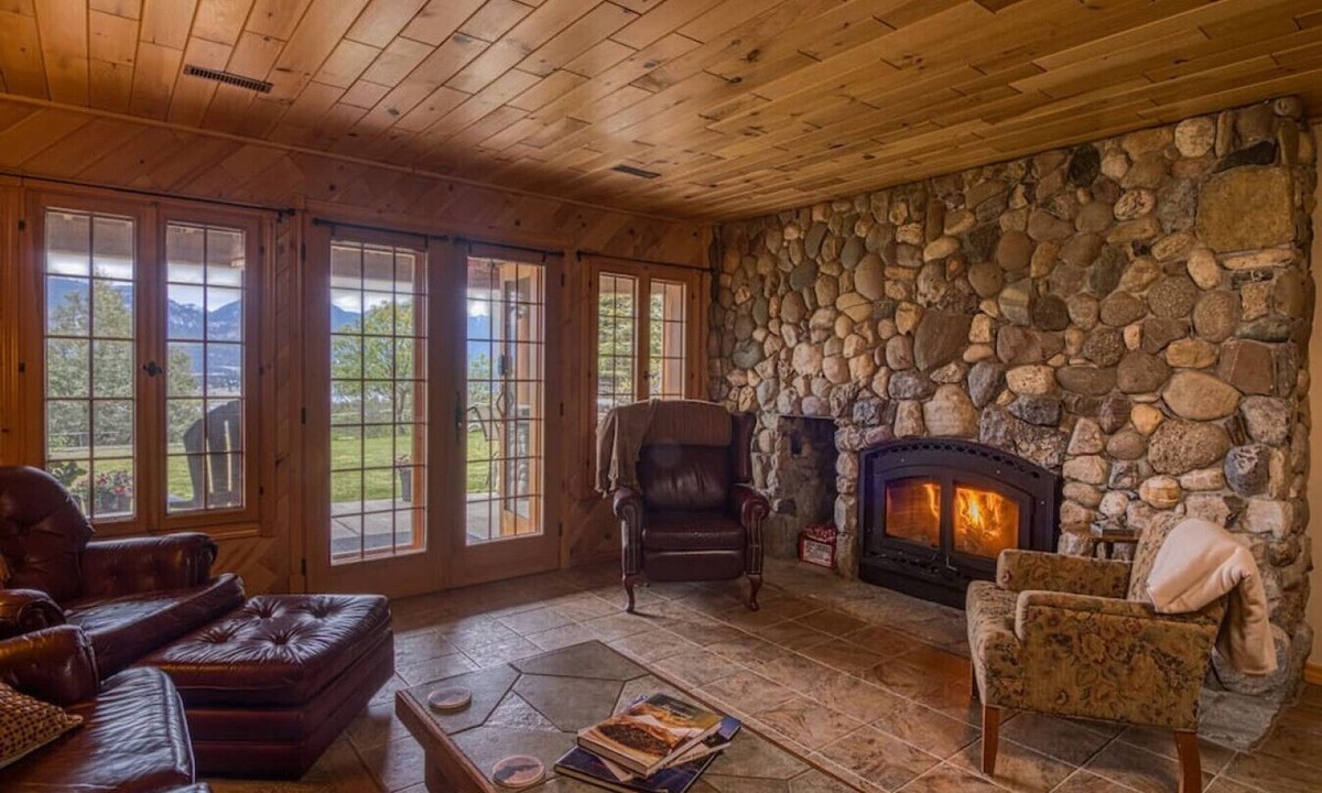 Invermere Condo | Log Home w/Lake View & Backyard