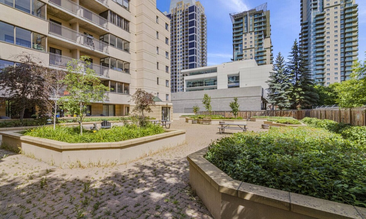 Beltline Condo | Lovely 2-Bedroom at Stampede | Free Parking