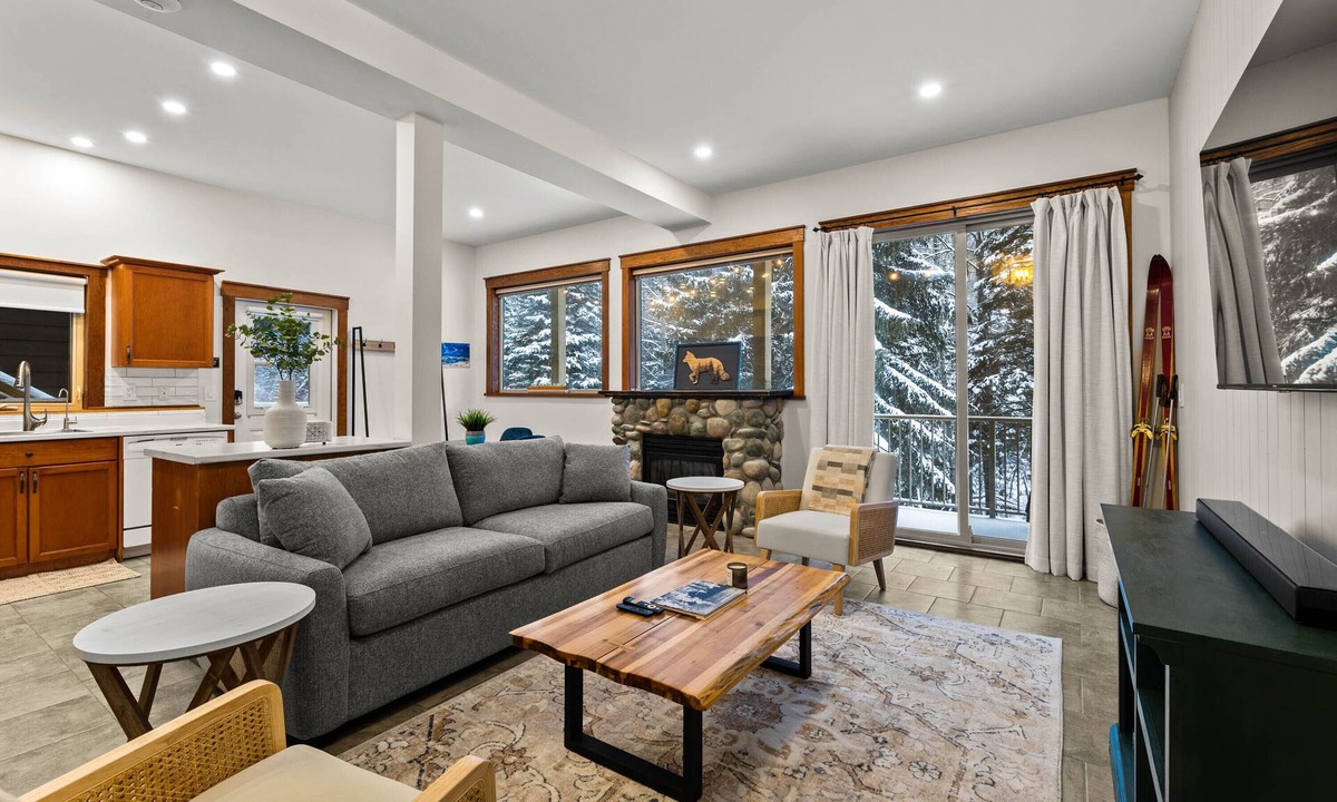 Sun Peaks Apartment | Lrg 1 Bedroom Suite -Bike Storage-Private Hot Tub!