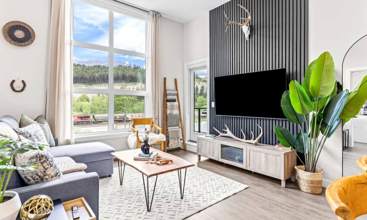 Golden Condo | Luxe 3BR Golden Hideaway on Top Floor, Balcony & BBQ