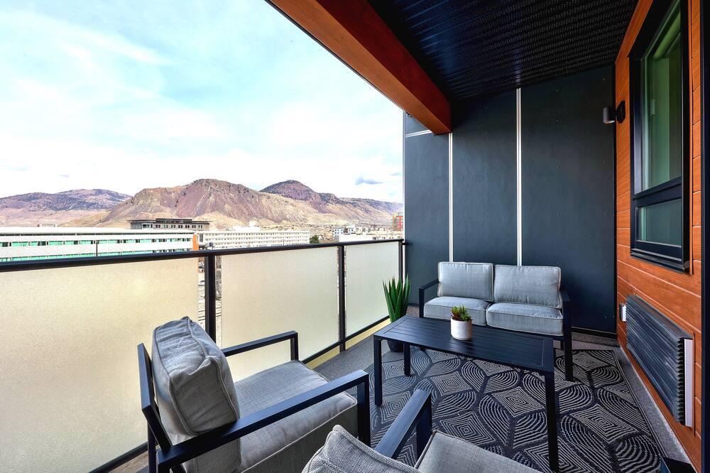 City Centre Apartment | LUXE King Bed Skyline Condo in Heart of Downtown
