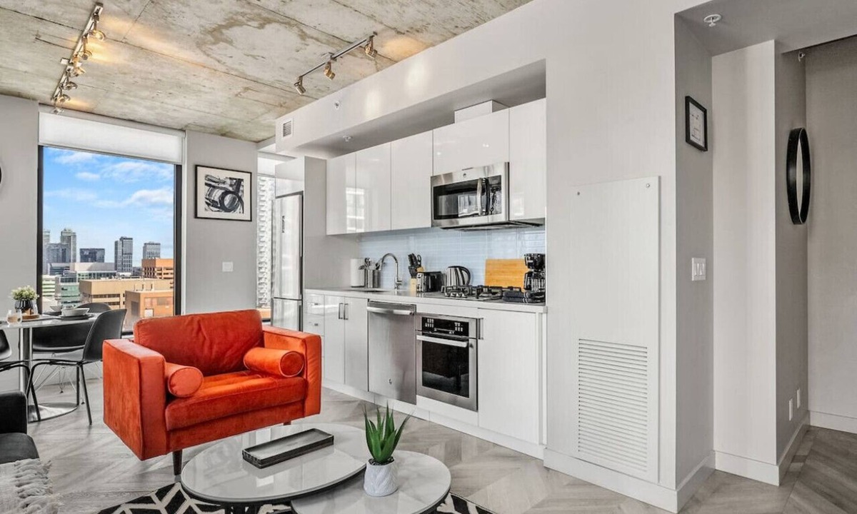Connaught Apartment | Luxe Modern Escape W/Tower Views