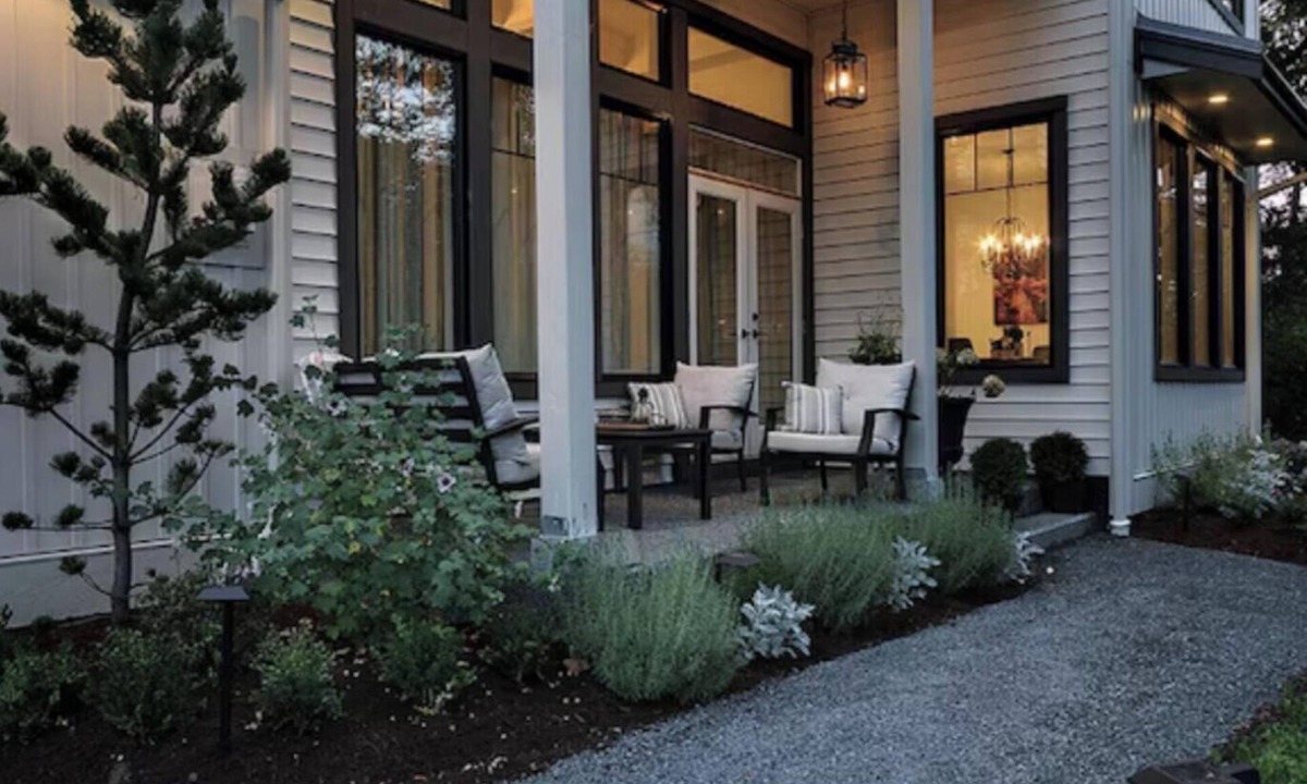 Campbell River Bed & Breakfast | Luxe Queen StudioSuite Sea Sand Fine Dining Breakfast