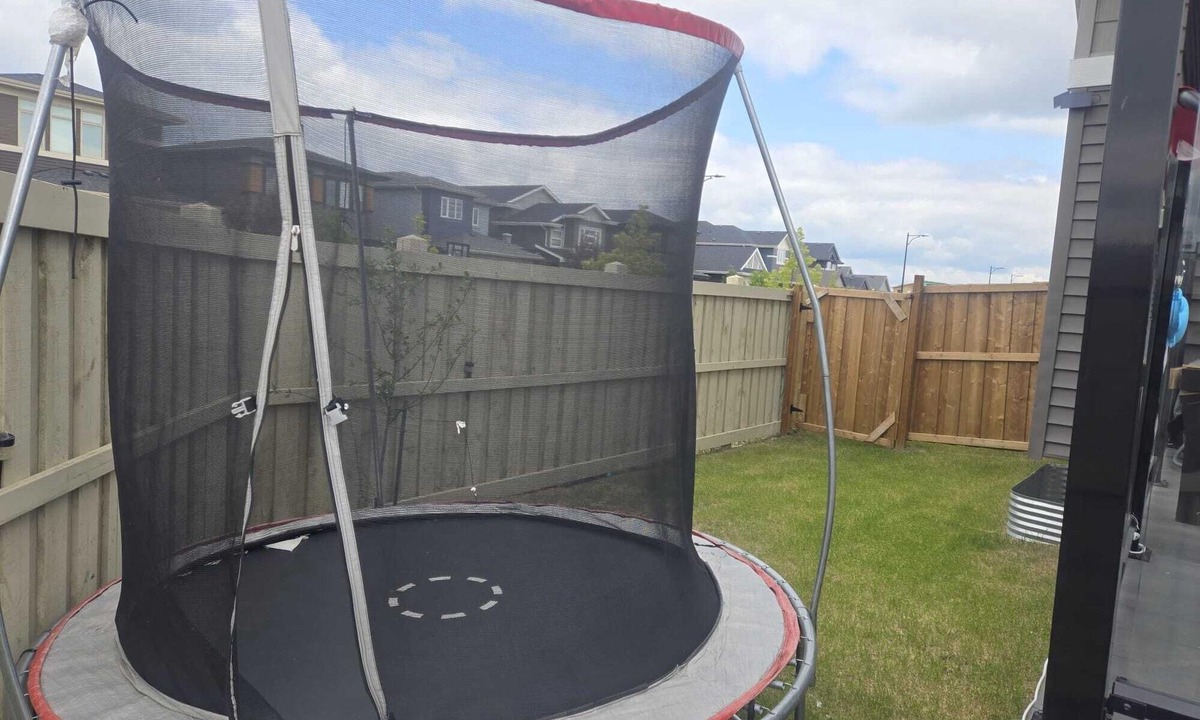 St. Albert House | Luxurious Stylish 3-bedroom building in peaceful St. Albert with WiFi and Games